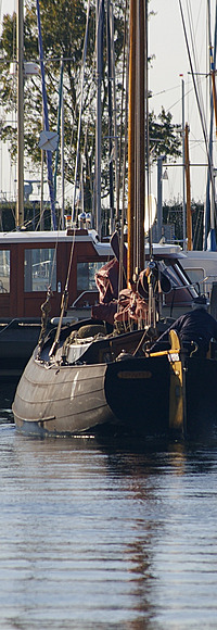 Klompvormige boot in de haven