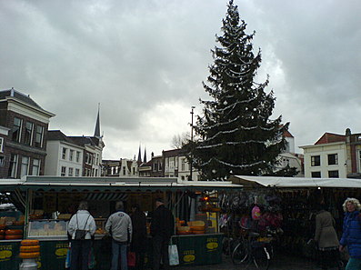 Kerstboom tussen de marktkramen