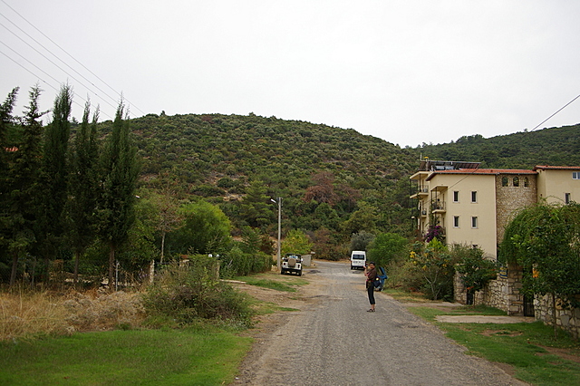 Diverse huizen aan de voet van de bergen
