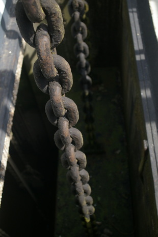 Met kettingen worden de sluisschuiven buiten bediend