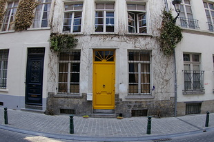 Huis met gele deur