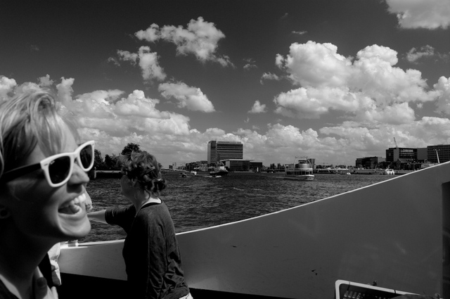 Op de pont over het IJ