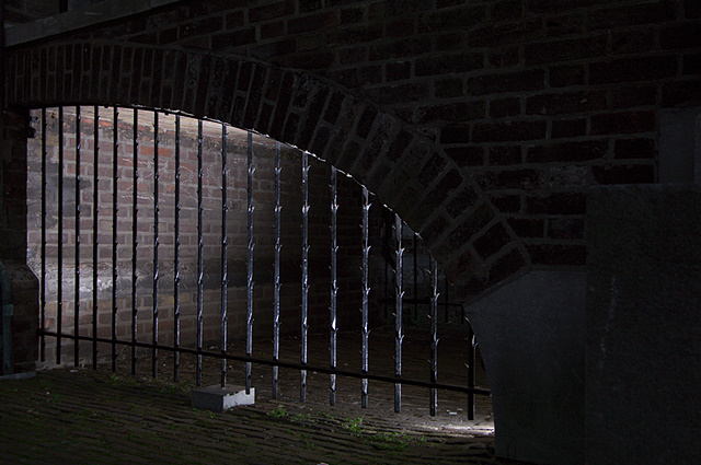 Onder de ingang van het Binnenhof