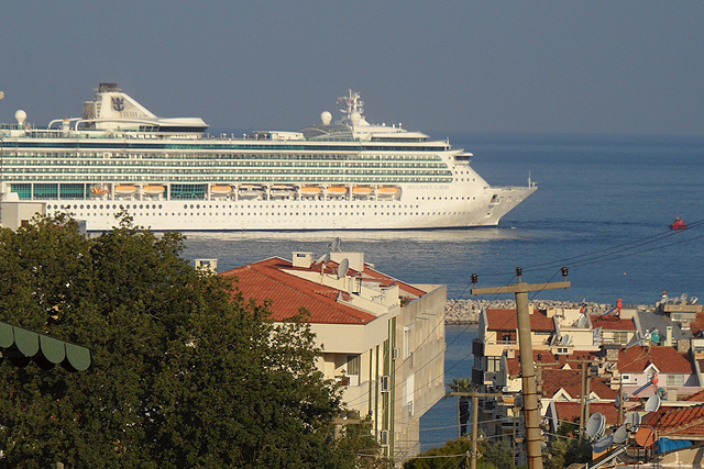 Cruiseschip komt aan in Kuşadası